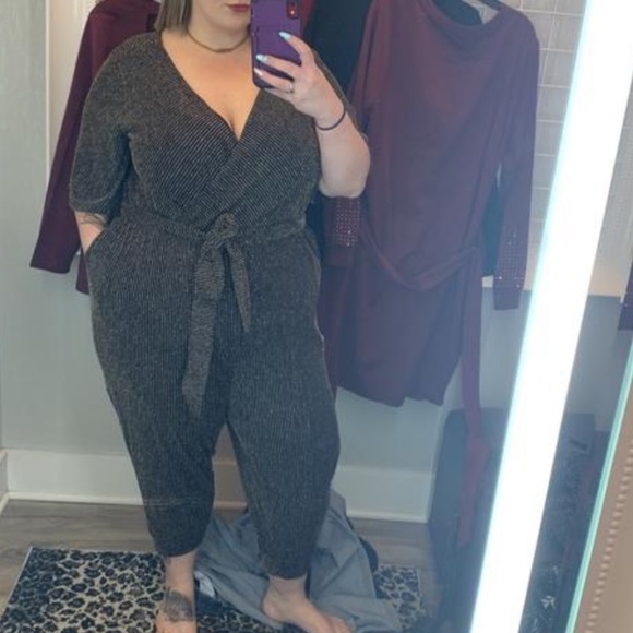 Torrid plus 4 SURPLICE JUMPSUIT - GLITTER GOLD - Picture 9 of 10